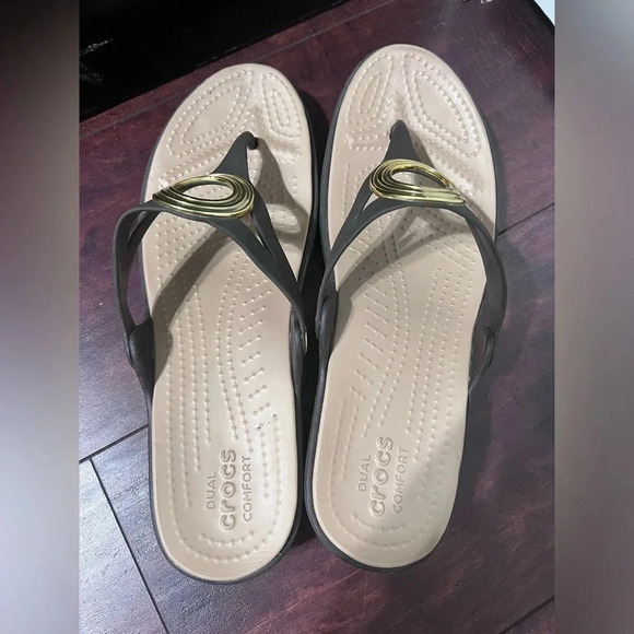 Crocs Sanrah Women’s Sandals Embellished Dual Comfort Flip Flops Brown/Tan Sz 11 - Picture 8 of 10